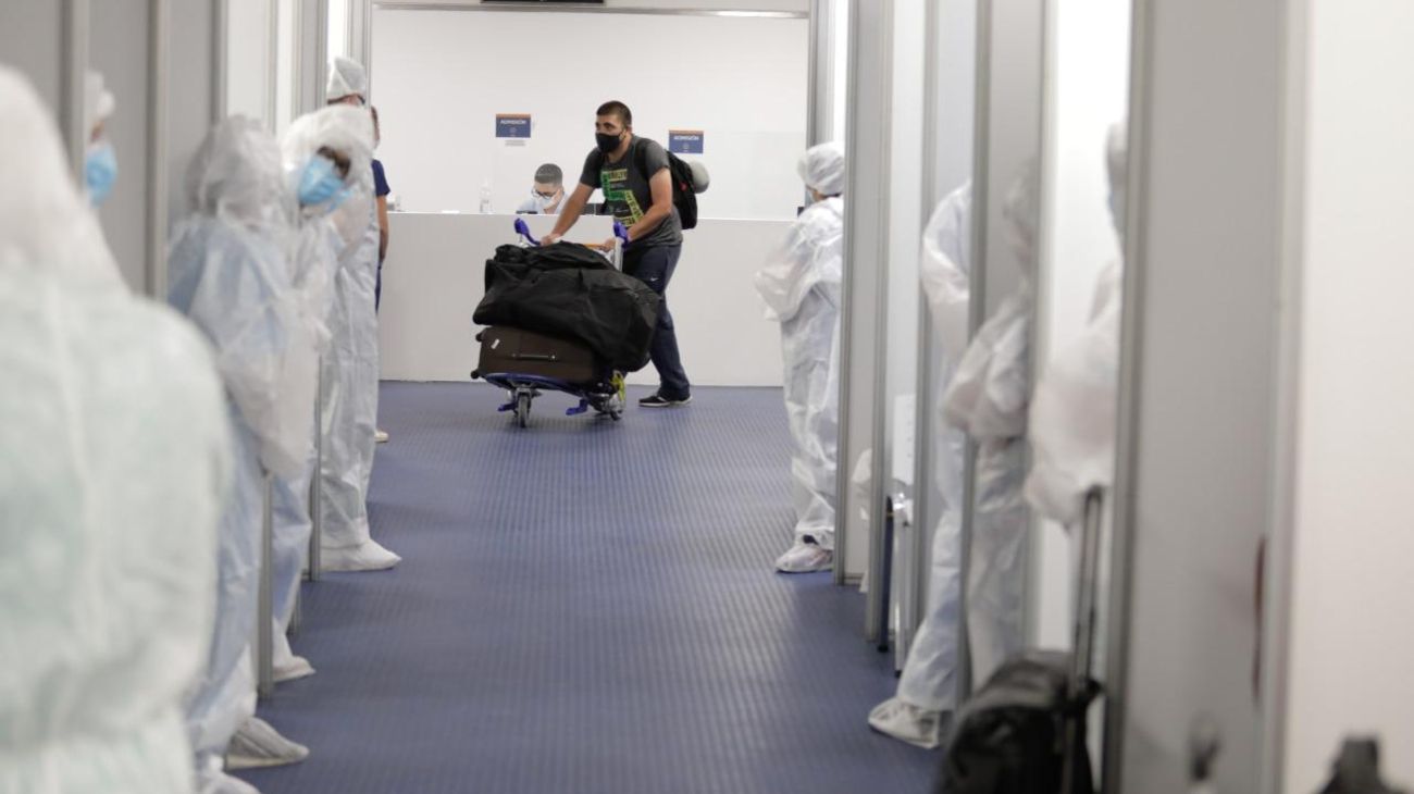 La galería dispuesta en Ezeiza para testear a todos los viajeros que llegan de Brasil, Chile y México.