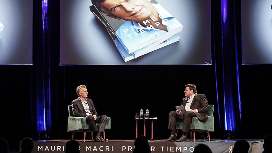 Macri y Pablo Avelluto, en una de sus apariciones fuera del poder, presentando el libro del expresidente.