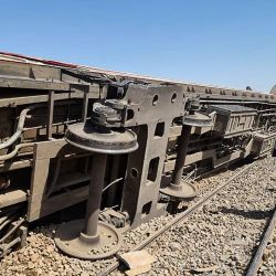 La gente se reúne alrededor de los restos de dos trenes que chocaron en el distrito de Tahta de la provincia de Sohag, a unos 460 kilómetros al sur de la capital egipcia, El Cairo, y según los informes, murieron al menos 19 personas e hirieron a decenas de otras. | Foto:AFP
