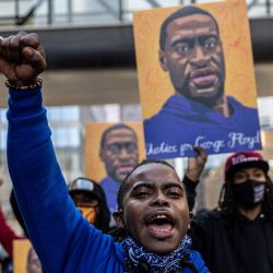 Los manifestantes sostienen carteles en honor a George Floyd y otras víctimas del racismo mientras se reúnen durante una protesta frente al Centro de Gobierno del Condado de Hennepin en Minneapolis, Minnesota. | Foto:Kerem Yucel / AFP