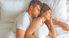 Algunas embarazadas se colocan una almohada entre las piernas para acomodar mejor la panza.