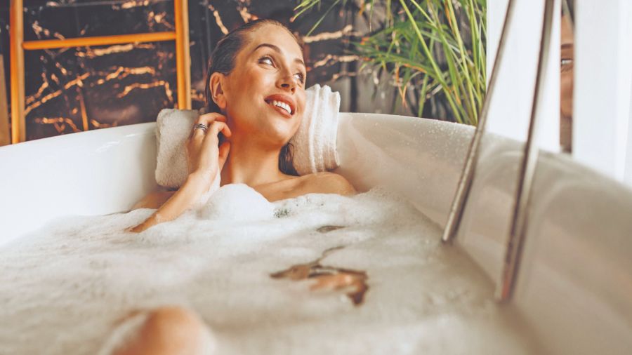 Lo ideal después del baño es darse una ducha algo más fría que va a contraer los vasos sanguíneos que se dilataron con el calor y activará la circulación.