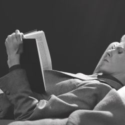 David Bowie y una de las poses que más le gustaba para las fotos: leyendo.