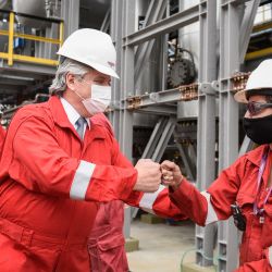 El presidente Alberto Fernández recorre la refinería de la empresa Raízen, en la localidad bonaerense de Dock Sud, donde también inauguró una planta de propelentes. | Foto:Télam