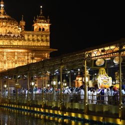 Los devotos sij rocían perfume y duchan pétalos de flores en el Palki Sahib, que lleva el Guru Garnth Sahib para conmemorar el festival 'Hola Mohalla' durante una procesión desde el Templo Dorado hasta Sri Akal Takhat Sahib en Amritsar. | Foto:Narinder Nanu / AFP