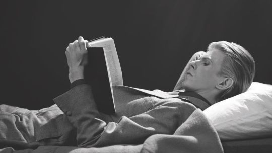 David Bowie y una de las poses que más le gustaba para las fotos: leyendo.