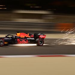 El piloto holandés de Red Bull, Max Verstappen, conduce durante la segunda sesión de entrenamientos antes del Gran Premio de Fórmula Uno de Bahréin en el Circuito Internacional de Bahréin en la ciudad de Sakhir. | Foto:Andrej Isakovic / AFP
