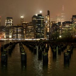 La lluvia y la niebla se mueven sobre el horizonte del bajo Manhattan en la ciudad de Nueva York. | Foto:Angela Weiss / AFP