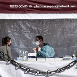 Un trabajador de la salud prepara una prueba de coronavirus antigénico antes de analizar a un paciente, bajo una carpa en la plaza de la Ópera de París, en medio de la propagación de la pandemia COVID-19. | Foto:Thomas Coex / AFP