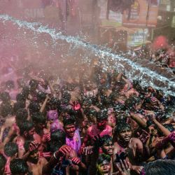 Los juerguistas bailan mientras celebran Holi, el festival de primavera de colores, en Allahabad. | Foto:Sanjay Kanojia / AFP