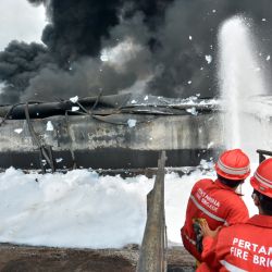 Los bomberos combaten un incendio en la refinería de Balongan, operada por la petrolera estatal Pertamina, en Indramayu, Java Occidental. | Foto:Riki / AFP