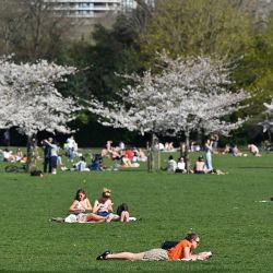 La gente disfruta del sol en Battersea Park, en el centro de Londres, cuando se suavizaron las restricciones de cierre de Covid-19 en Inglaterra, lo que permitió que grupos de hasta seis personas se reúnan al aire libre. | Foto:Justin Tallis / AFP