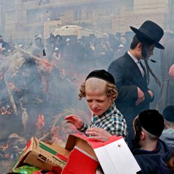 Hombres judíos ultraortodoxos queman artículos con levadura durante el ritual Biur Jametz en Jerusalén, antes de la festividad judía de Pesaj (Pascua). | Foto:Menahem Kahana / AFP
