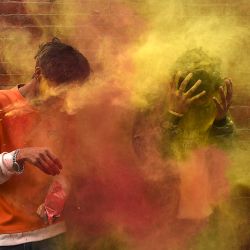 Los juerguistas juegan con polvos de colores mientras celebran Holi, el festival de primavera de colores, en Katmandú. | Foto:Prakash Mathema / AFP