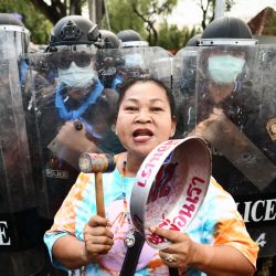 Un manifestante a favor de la democracia hace ruido al golpear una sartén durante una manifestación contra el gobierno que pide la liberación de los activistas detenidos en Bangkok. | Foto:Jack Taylor / AFP