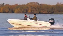 Con el Mercury de 60 HP, el planeo del casco es muy suave y con buena respuesta al cruce de olas en todo momento.