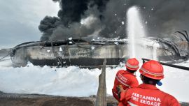 Los bomberos combaten un incendio en la refinería de Balongan, operada por la petrolera estatal Pertamina, en Indramayu, Java Occidental.
