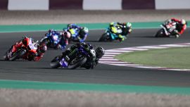 El piloto español de Monster Energy Yamaha MotoGP, Maverick Vinales, conduce durante el Gran Premio de Qatar de Moto GP en el Circuito Internacional de Losail, en la ciudad de Lusail.