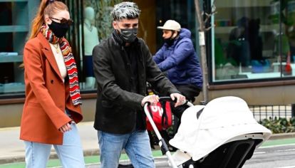 Las zapatillas blancas y el blazer de Gigi Hadid que todas quieren tener