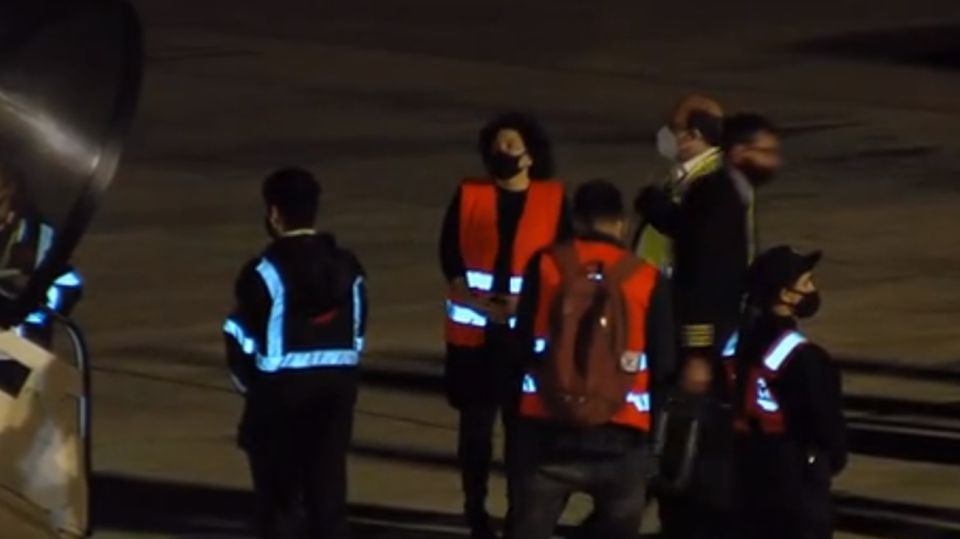 La ministra Carla Vizzotti recibiendo las dosis de la vacuna Sinopharm llegadas desde China.