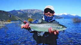 El placer de la pesca en el lago Traful.