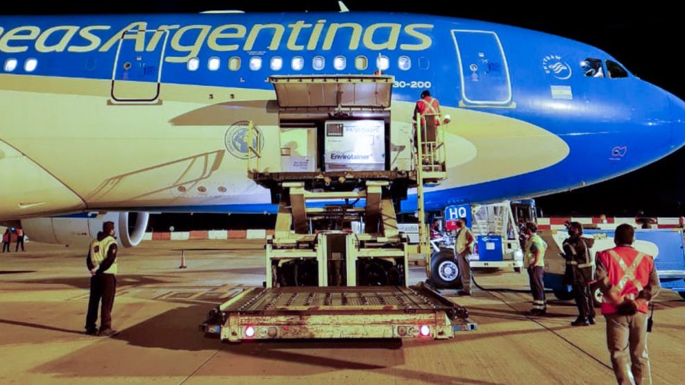 El avión de Aerolíneas con el millón de dosis de la vacuna china Sinopharm.