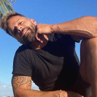 Ricky Martin sorprendió a sus fans luciendo un enorme tatuaje en su pierna