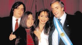 2003. Asume el primer Néstor Kirchner. Junto a Cristina y sus hijos.