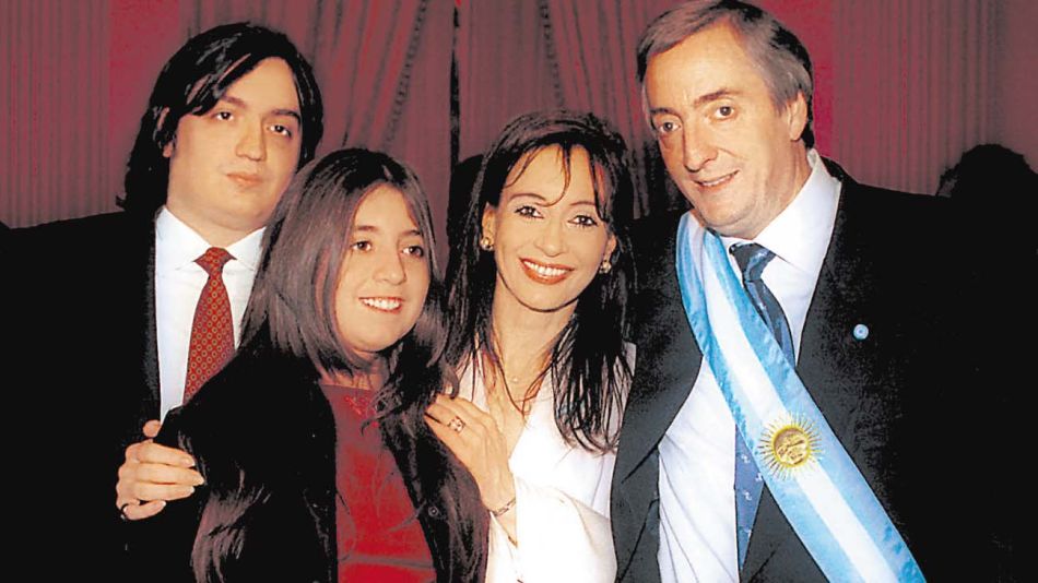 2003. Asume el primer Néstor Kirchner. Junto a Cristina y sus hijos.