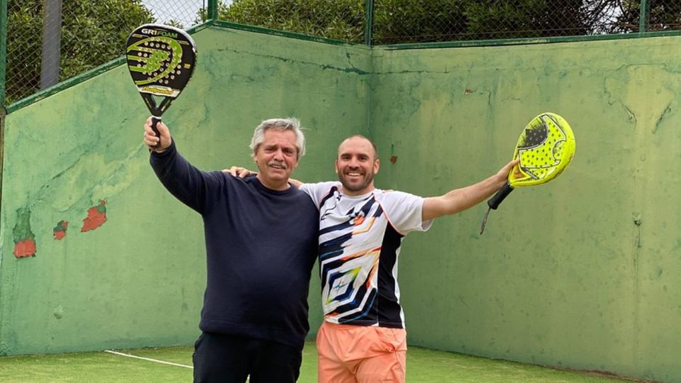 Alberto Fernández jugó al paddle con el ministro de Economía Martín Guzmán