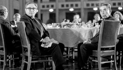 Histórico. Henry Kissinger y el ex premier chino Zhou Enlai restablecieron las relaciones diplomáticas entre sus dos países.