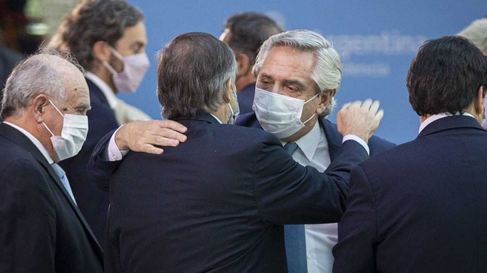 El presidente Alberto Fernández, saludando en el acto de asunción de Martín Soria en Justicia, el jueves 2 de marzo.