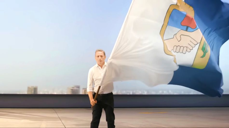 Fernando Gray con la bandera del PJ.