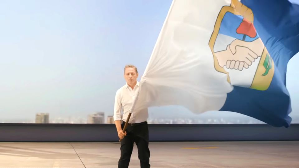 Fernando Gray con la bandera del PJ.