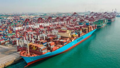 Un buque de carga atracando en un puerto en Qingdao, en la provincia oriental china de Shandong.