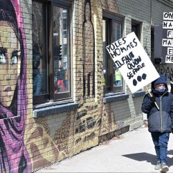 Los manifestantes sostienen pancartas mientras marchan en el centro de Montreal para protestar contra el aumento de los feminicidios en Quebec. - Ocho mujeres fueron asesinadas por parejas violentas en las últimas ocho semanas en esta provincia canadiense. Manifestaciones similares tuvieron lugar en unos 20 lugares de Quebec. | Foto:Eric Thomas / AFP