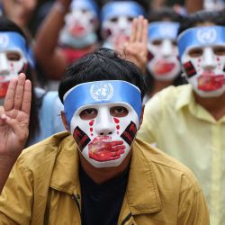 Esta foto muestra a los manifestantes haciendo el saludo de tres dedos mientras usan máscaras que expresan  | Foto:Handout / BURMA ASSOCIATED PRESS (BAP) / AFP