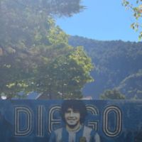 Gianinna y Daniel Osvaldo blaquearon su amor en el Sur y le rindiendo homenaje a Diego