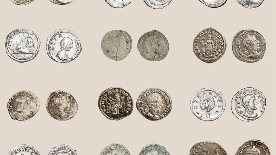 Encuentran 600 monedas de plata escondidas por los romanos, en el siglo ...