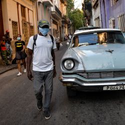 Un anciano con mascarilla camina por una calle de La Habana. - El gobierno de Cuba planea comenzar su programa formal de vacunación en junio, momento en el que espera tener la primera vacuna autorizada desarrollada y producida en América Latina. | Foto:Yamil Lage / AFP