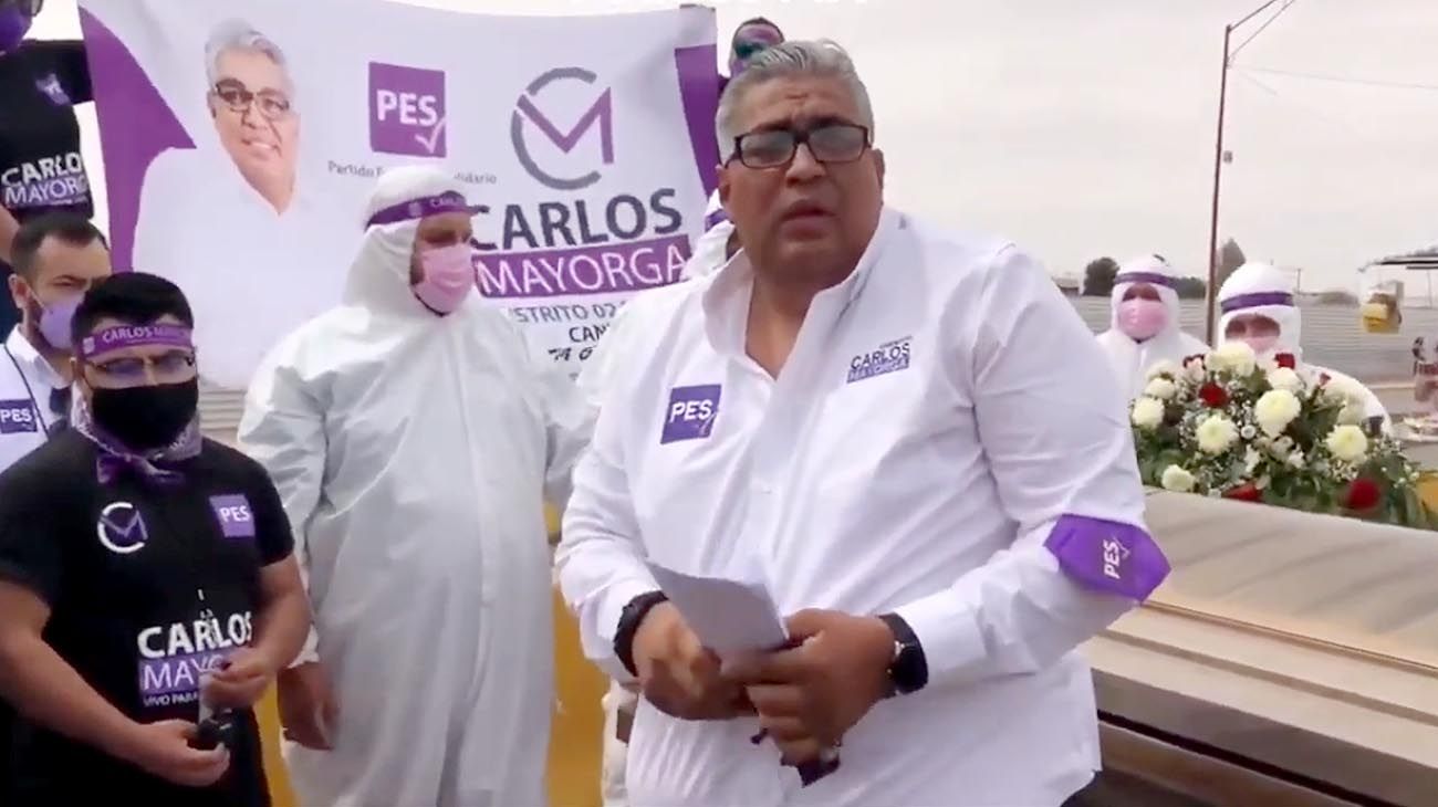  Candidato a diputado de México hace campaña en un ataúd