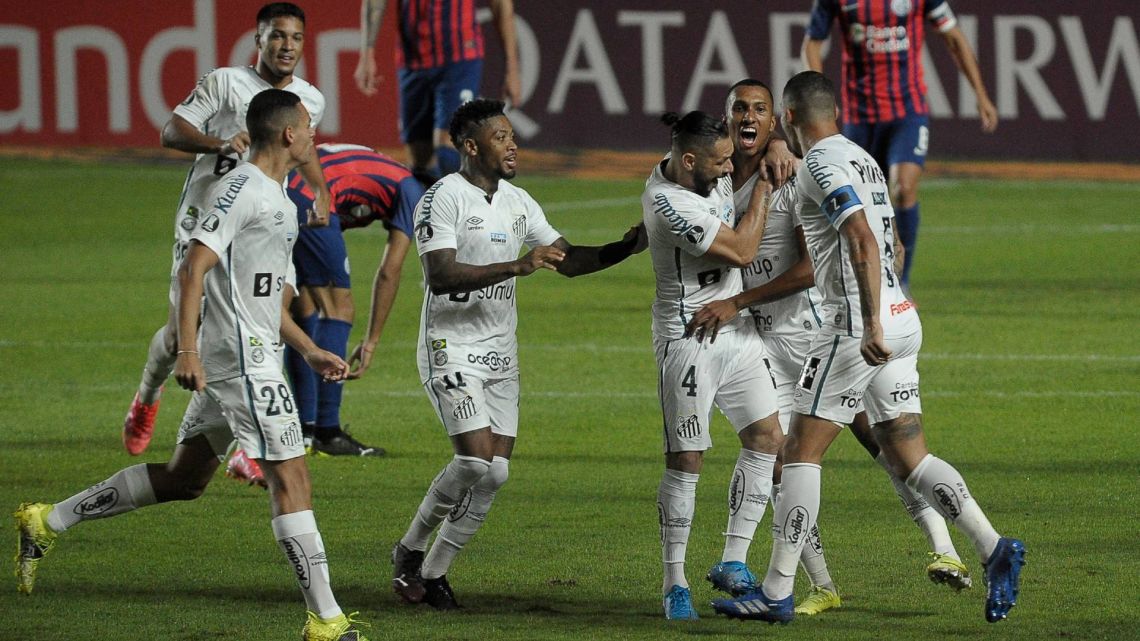 Santos le dio un duro golpe a San Lorenzo y puso un pie en la Copa ...