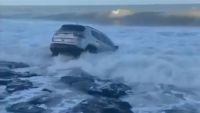 No conocía el camino y su Jeep Compass terminó en el mar