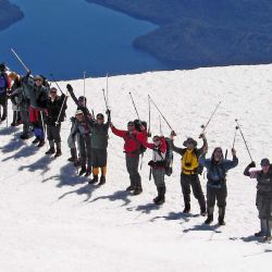 La cima del volcán Lanín, un buen ejemplo de trekking donde el uso de bastones es primordial. Abajo: detalle del sistema de bloqueo a contrarrotación y resortes del sistema anti-shock.