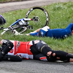 El ciclista belga Frederik Frison del equipo Lotto Soudal yace herido en el suelo después de un accidente durante la 109h edición de la carrera ciclista Scheldeprijs, una carrera de 193,8 km de una sola etapa desde Terneuzen en los Países Bajos hasta Schoten en Bélgica. | Foto:Dirk Waem / BELGA / DPA