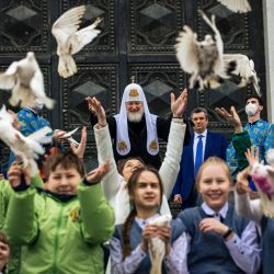 El patriarca ortodoxo ruso Kirill y los creyentes ortodoxos sueltan palomas blancas después de una misa con motivo de la fiesta de la Anunciación frente a la Catedral de Cristo Salvador en Moscú. | Foto:Dimitar Dilkoff / AFP