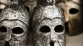 Los cuerpos de los guerreros descansaban sobre un lujoso lecho de plumas de aves.restos