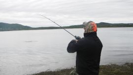 Cada lago artificial es un mundo nuevo para que descubra el pescador aficionado.