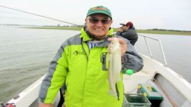 Ya al amanecer se notaban las largas colas en los puestos de venta de carnada, lo que preanunciaba la gran concurrencia.