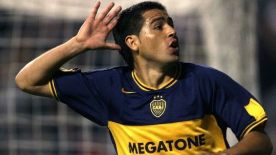 SE CUMPLEN 20 AÑOS DEL TOPO GIOGIO DE RIQUELME A MACRI, UN FESTEJO QUE REPERCUTIÓ A NIVEL MUNDIAL.